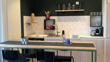 Réfrigérateur, micro-ondes, four, plaque de cuisson