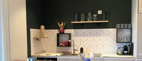 Réfrigérateur, four à micro-ondes, un four, surface de cuisson