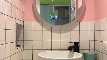 Een douche, een haardroger, handdoeken, zeep