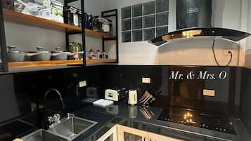 Deluxe Studio, Balcony | Dapur peribadi | Peti sejuk mini, dapur, alat memasak/pinggan mangkuk/perkakas dapur