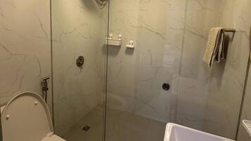 Estudio Deluxe, balcón | Baño | Artículos de higiene personal gratuitos, secador de pelo, jabón y champú