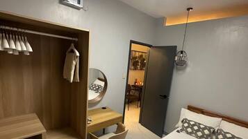 Estudio Deluxe, balcón | Caja fuerte, escritorio, espacio para trabajar con un portátil