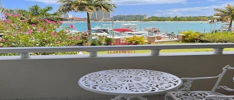 屋外ダイニングエリア