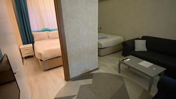 Appartamento Standard, balcone, vista città | Minibar con snack e bevande gratuite, postazione laptop, tende oscuranti