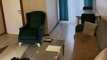 标准公寓, 阳台, 城市景观 | 起居区 | 31-英寸液晶电视(配备卫星频道)