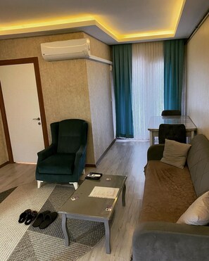 Standard-Apartment, Balkon, Stadtblick | Wohnbereich