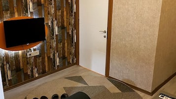 Appartamento Standard, balcone, vista città | Minibar con snack e bevande gratuite, postazione laptop, tende oscuranti