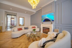 Smart TV, books, stereo, offices