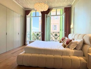 4 bedrooms, desk, iron/ironing board, travel cot