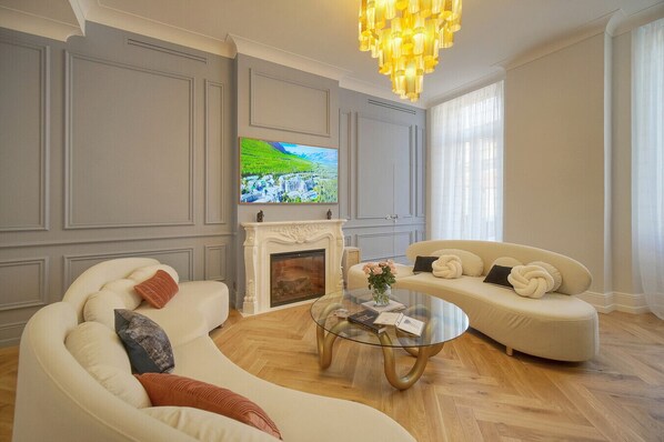 Smart TV, books, stereo, offices