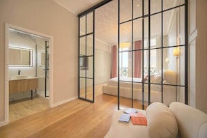 4 chambres, bureau, fer et planche à repasser, lit de bébé portatif