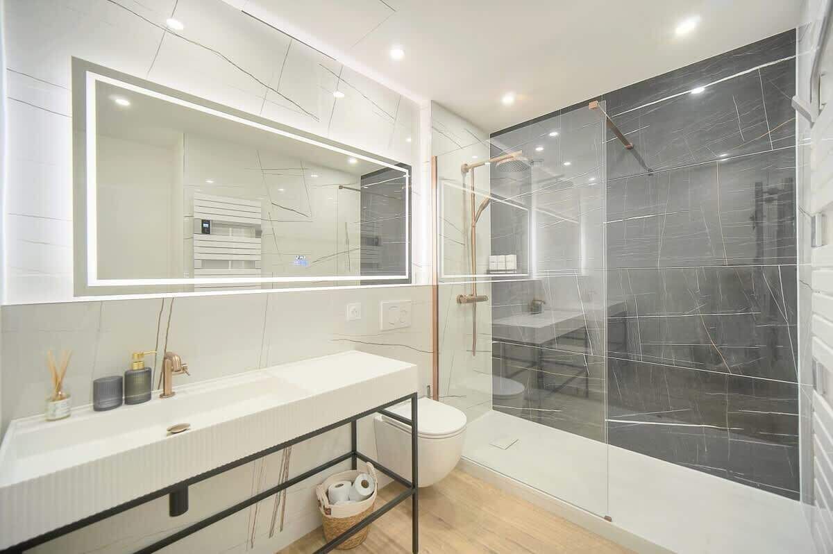 Shower, hair dryer, towels, shampoo