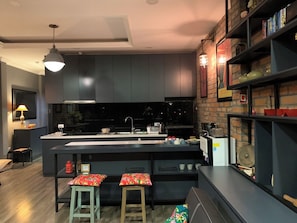 Micro-ondes, plaque de cuisson, chaise haute