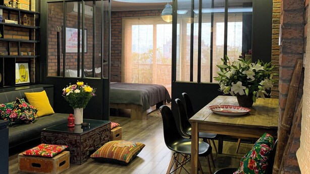 A cozy, well-lit room with a bed, seating area, and dining table. - Hanoi city center, apartment with all the comforts to visit the city (Hà Nội)