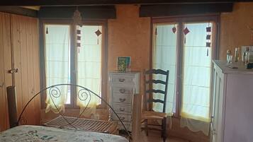 2 soveværelser, skrivebord, strygejern/strygebræt, sengetøj