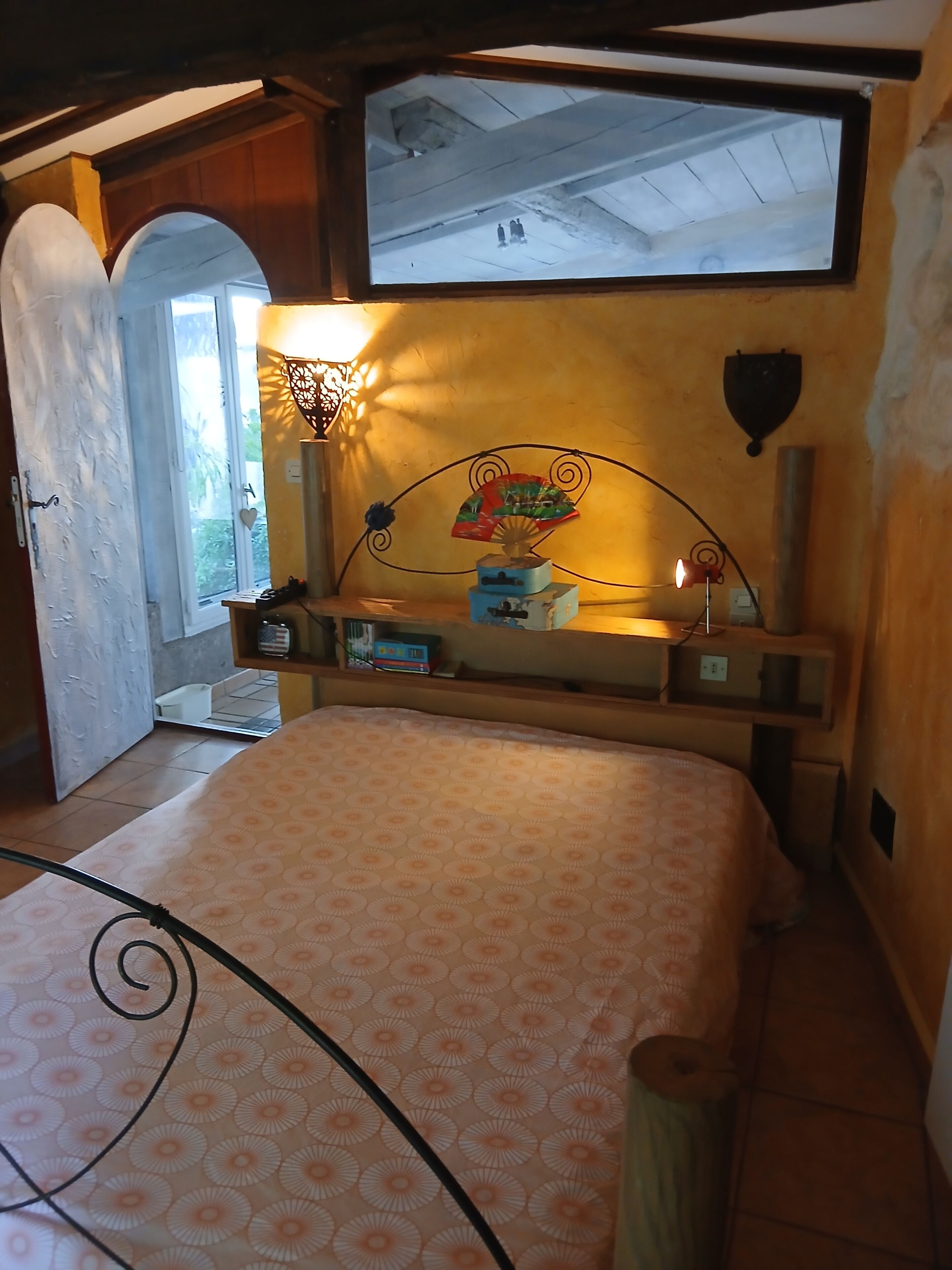 2 chambres, bureau, fer et planche à repasser, literie fournie