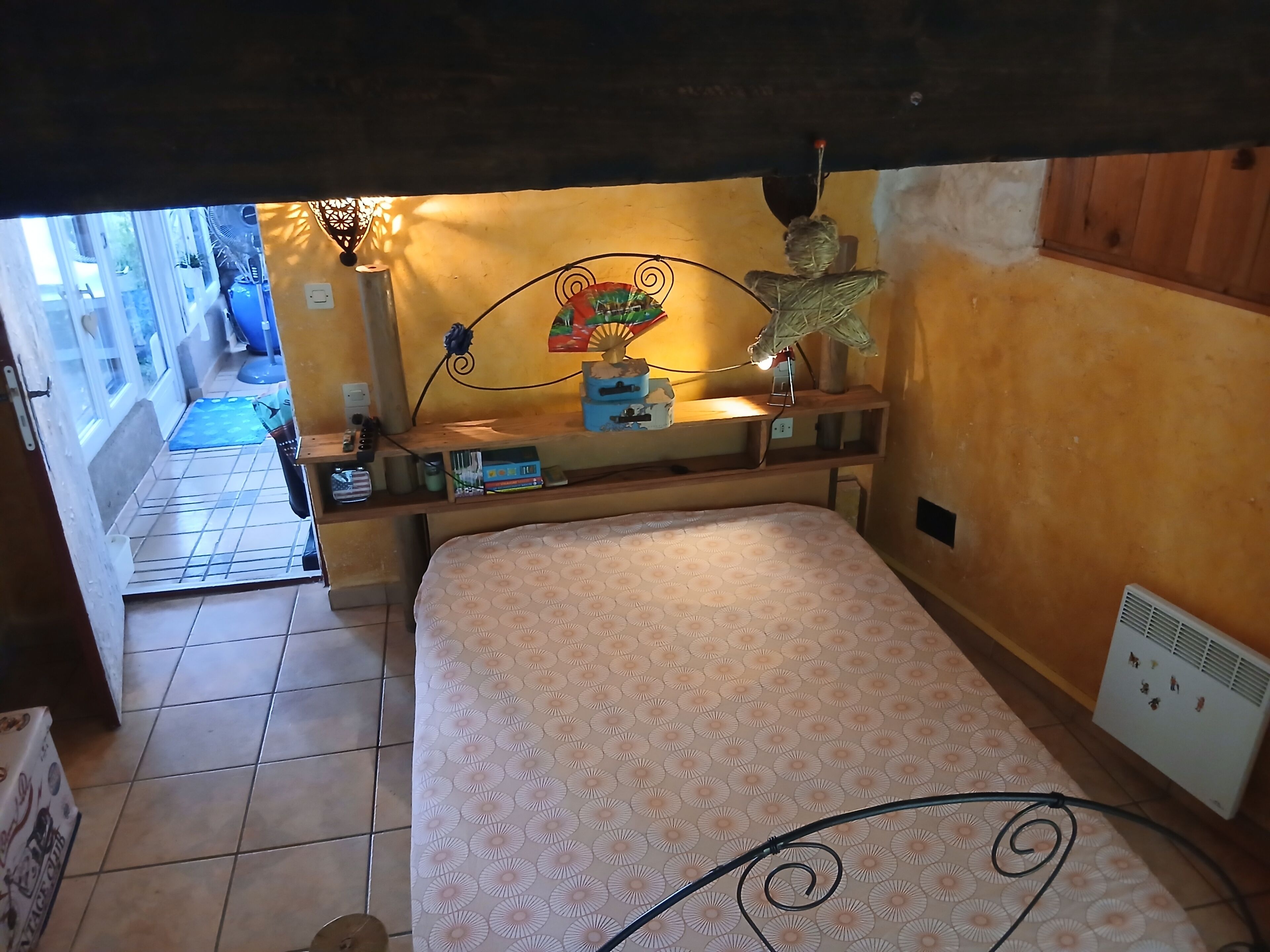 2 habitaciones, escritorio y tabla de planchar con plancha 