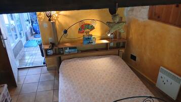 2 habitaciones, escritorio y tabla de planchar con plancha