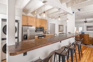 Fridge, microwave, oven, stovetop - Penthouse 999 on Main St Blowing Rock! Right Across from the Market, Shopping, & (Blowing Rock)