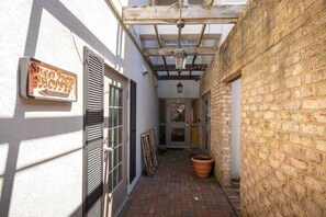 A narrow alleyway with a sign for 'Street from Slopes' on a white wall. - Overlook - Downtown, Elevator, Sleeps 6, Parking! (Blowing Rock)
