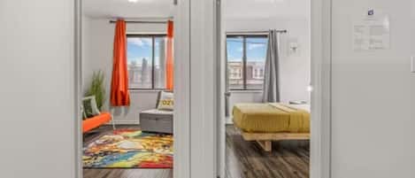 1 quarto, berço de viagem, roupa de cama