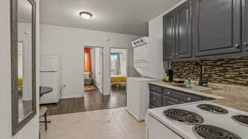 Fridge, oven, stovetop, coffee/tea maker