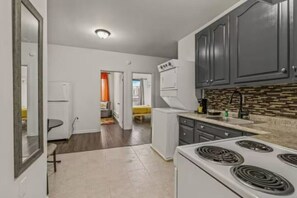 Fridge, oven, stovetop, coffee/tea maker