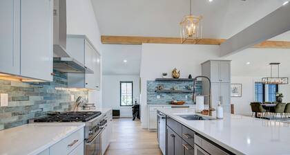 Luxurious Newly Built 4-bedroom house in charming Bartlett/North Conway Area