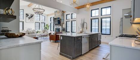 Geladeira, micro-ondas, fogão, cooktop