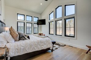 4 slaapkamers, een bureau, een strijkplank/strijkijzer, reisbedje