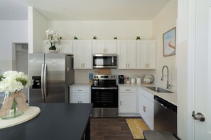 Fridge, microwave, oven, stovetop - Charming 3-bedroom house with WiFi, AC in gorgeous St. Augustine (St. Augustine)