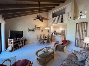 Smart TV, DVD player, livros, videoteca