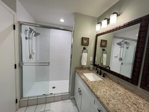 Dusche, Haartrockner, Handtücher