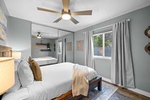 4 slaapkamers, een bureau, een strijkplank/strijkijzer, reisbedje