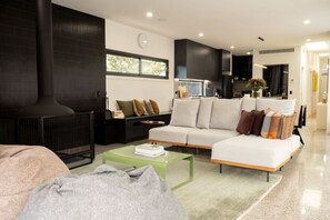 TV connectée, cheminée, chaîne hi-fi, espaces bureaux