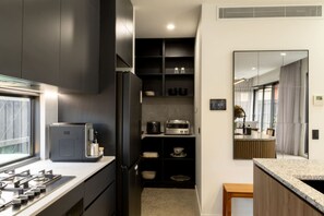 Kühlschrank, Mikrowelle, Ofen, Herdplatte