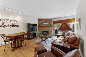 TV, fireplace - Updated 5 Star Condo, just minutes from the Ski Lift and Downtown! (Breckenridge)