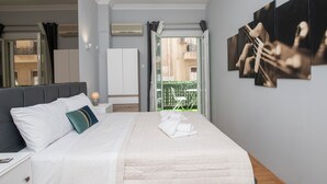 5 quartos, escrivaninha, ferros/tábuas de passar roupa, berço de viagem