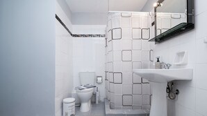 Chuveiro, secador de cabelo, bidê, toalhas de banho