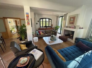 Smart-tv, een open haard, een tafeltennistafel en boeken