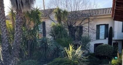 Impressionist villa with outbuilding