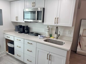 Kühlschrank, Mikrowelle, Wasserkocher mit Kaffee-/Teezubehör, Toaster