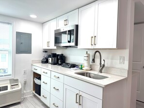 Kühlschrank, Mikrowelle, Wasserkocher mit Kaffee-/Teezubehör, Toaster
