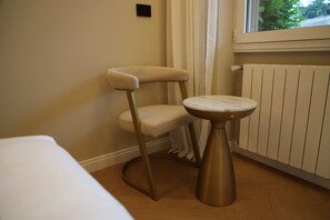 舒適雙人或雙床房, 城市景觀 | 客房內保險箱、書桌、筆電工作空間、隔音