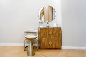 高級雙人或雙床房, 城市景觀 | 客房內保險箱、書桌、筆電工作空間、隔音