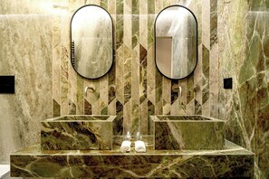 Quarto casal ou duplo superior, vista para a cidade | Banheiro | Produtos de toalete grátis, secador de cabelo, chinelos 