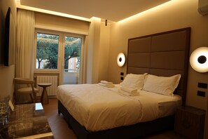 Quarto casal ou duplo conforto, vista para a cidade | Cofres nos quartos, escrivaninha, espaço de trabalho para notebook