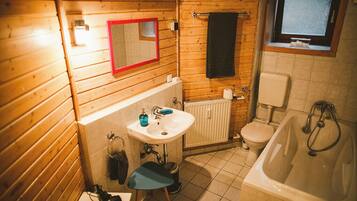 Haartrockner, Handtücher, Seife, Toilettenpapier