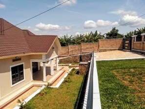 المنطقة المحيطة بالمنشأة