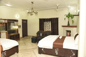 Hypo-allergenic bedding, soundproofing, free WiFi, bed sheets - Hotel Vills Guest House Lucknow (Lucknow)